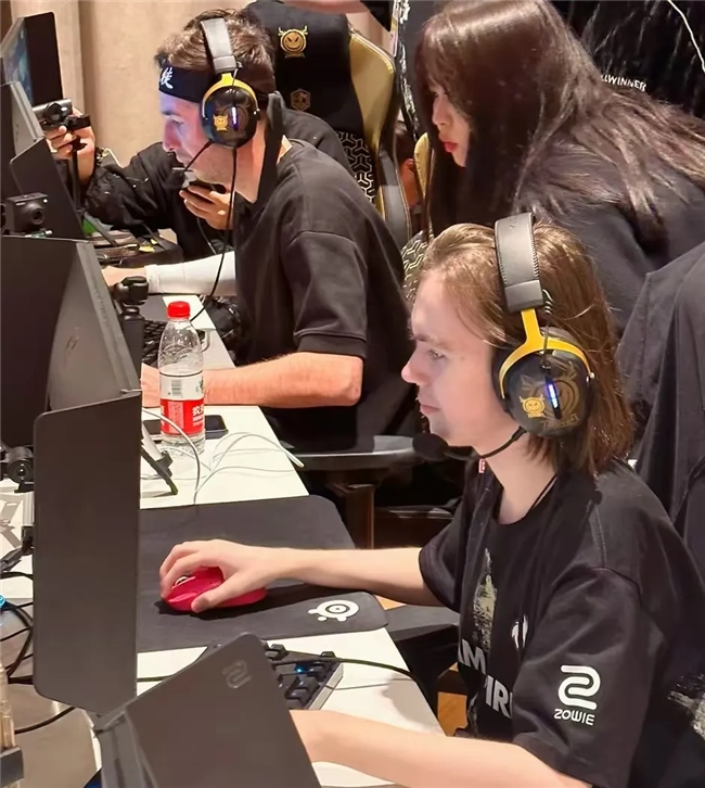 LPL 英雄 Mike Crazy： 新年快乐！ Bilibili Gaming 击溃， Invictus Gaming 团队战斗很精彩