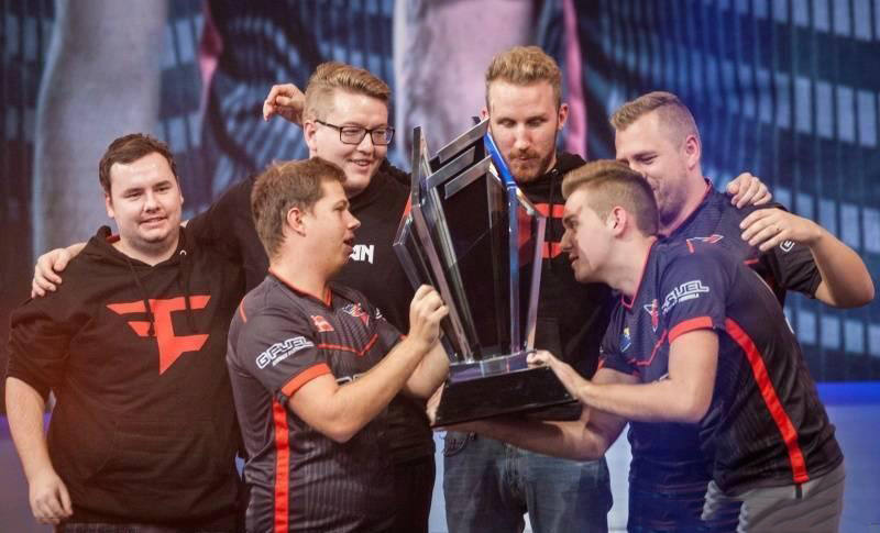 被击败但仍然光荣！ Jee 的狙击手成为了 Donk 的杀手， Donk 在关键回合中击杀了 Spirit ，赢得了第一张图